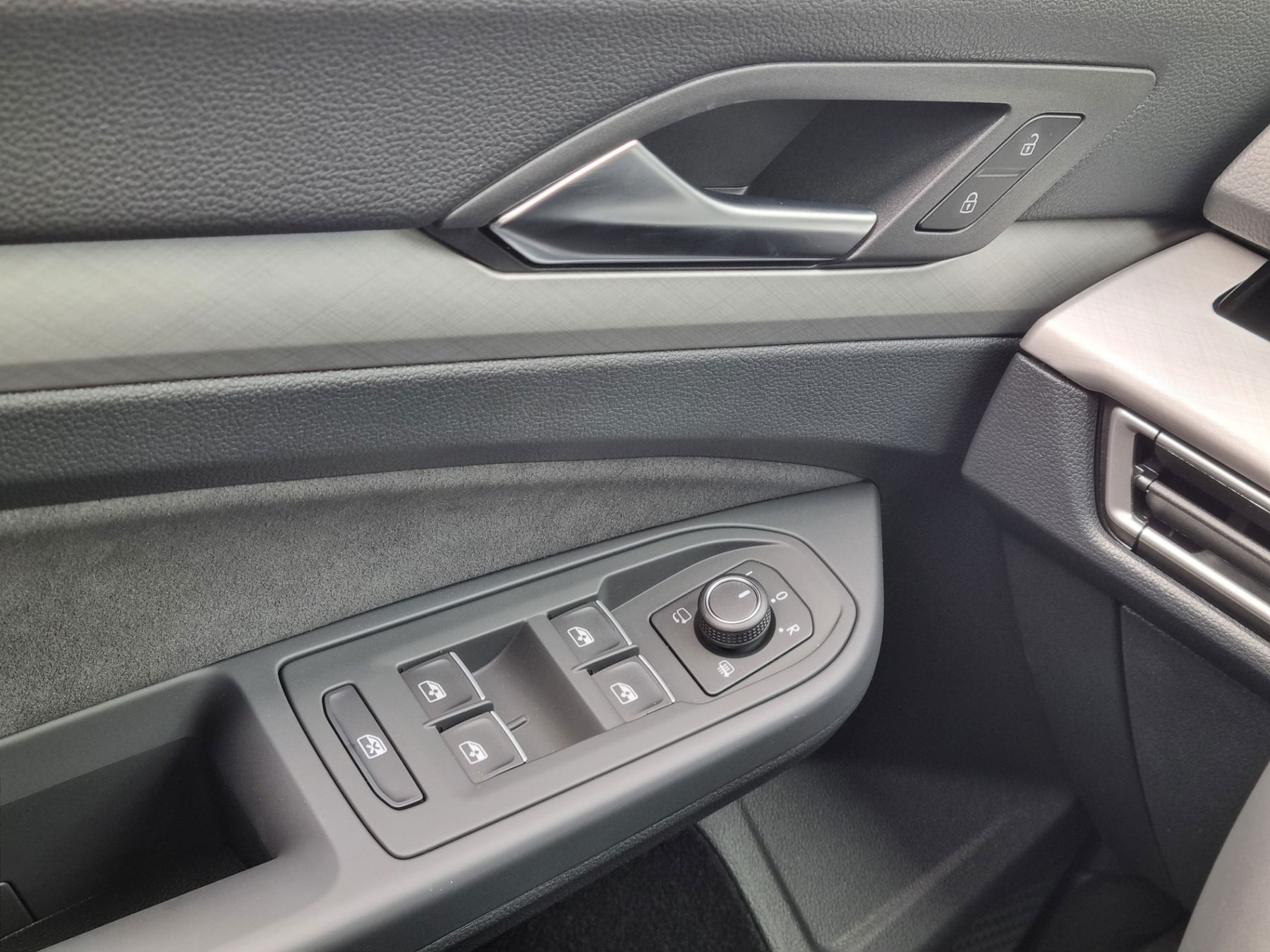 VW Golf VIII 1.5 TSI Life + AHK + 5J.G.+ Matrix + H&K