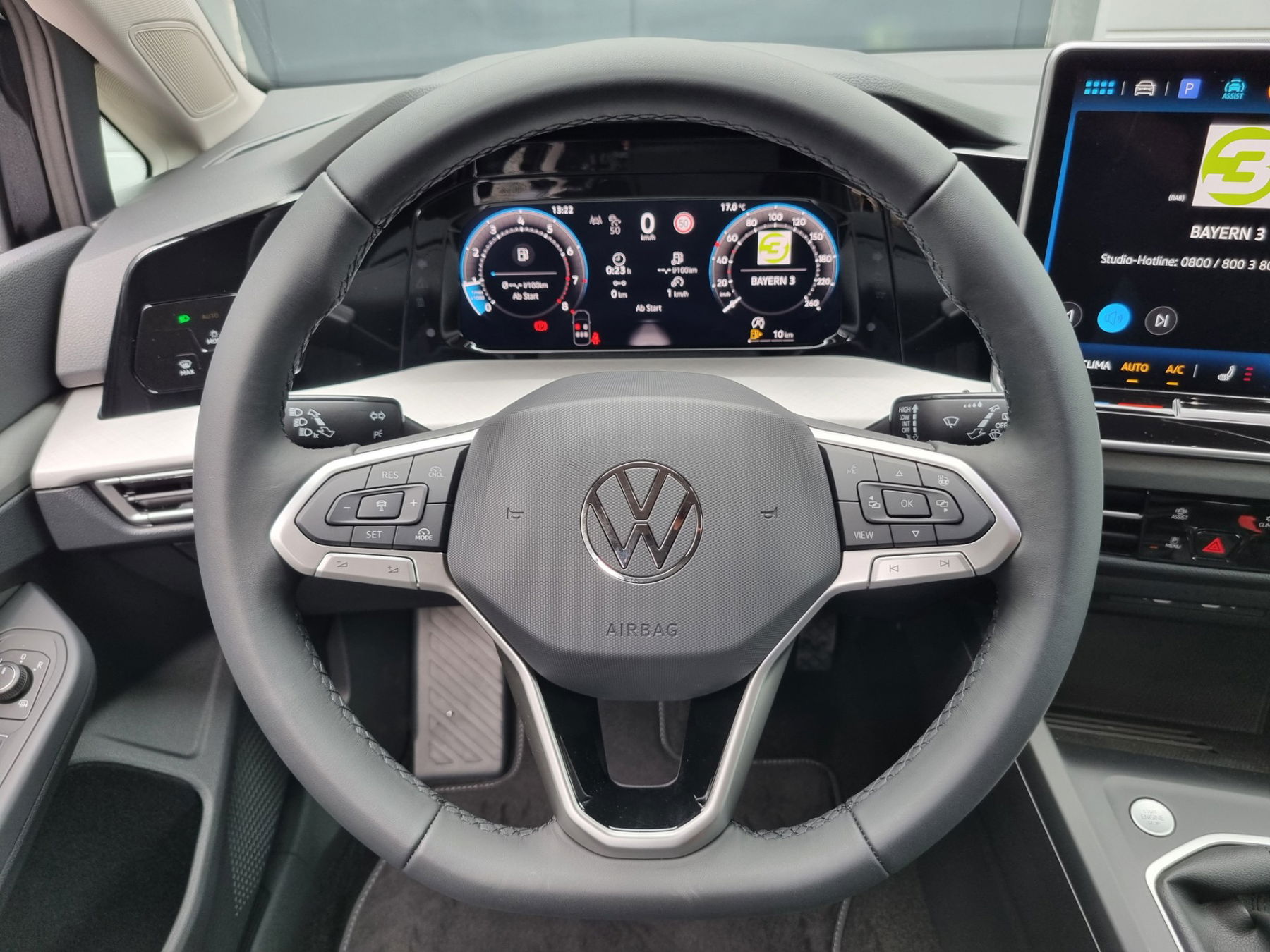 VW Golf VIII 1.5 TSI Life + AHK + 5J.G.+ Matrix + H&K