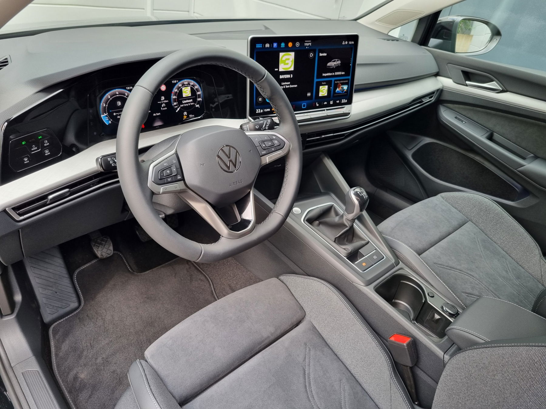 VW Golf VIII 1.5 TSI Life + AHK + 5J.G.+ Matrix + H&K