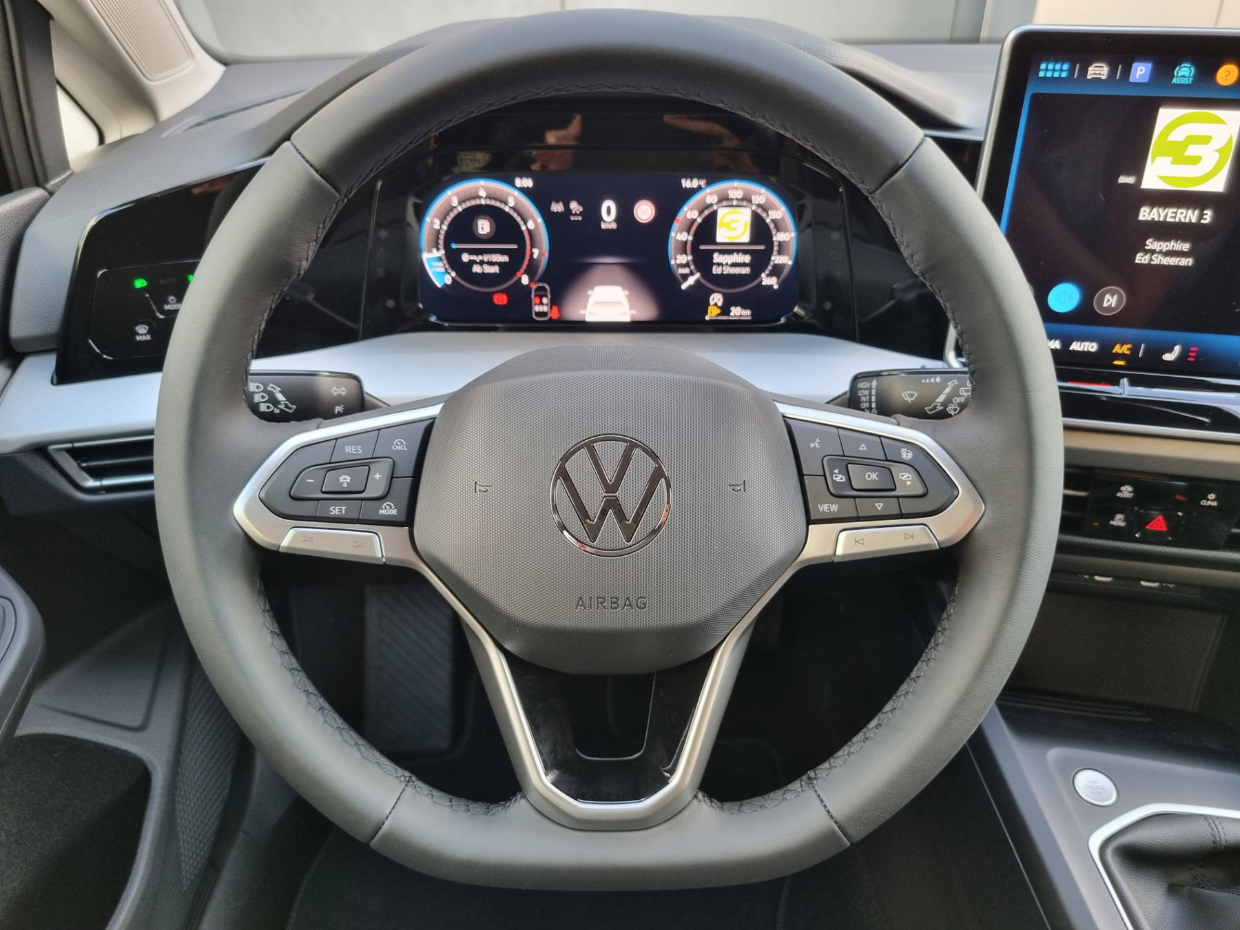 VW Golf VIII 1.5 TSI Life + 5J. Garantie