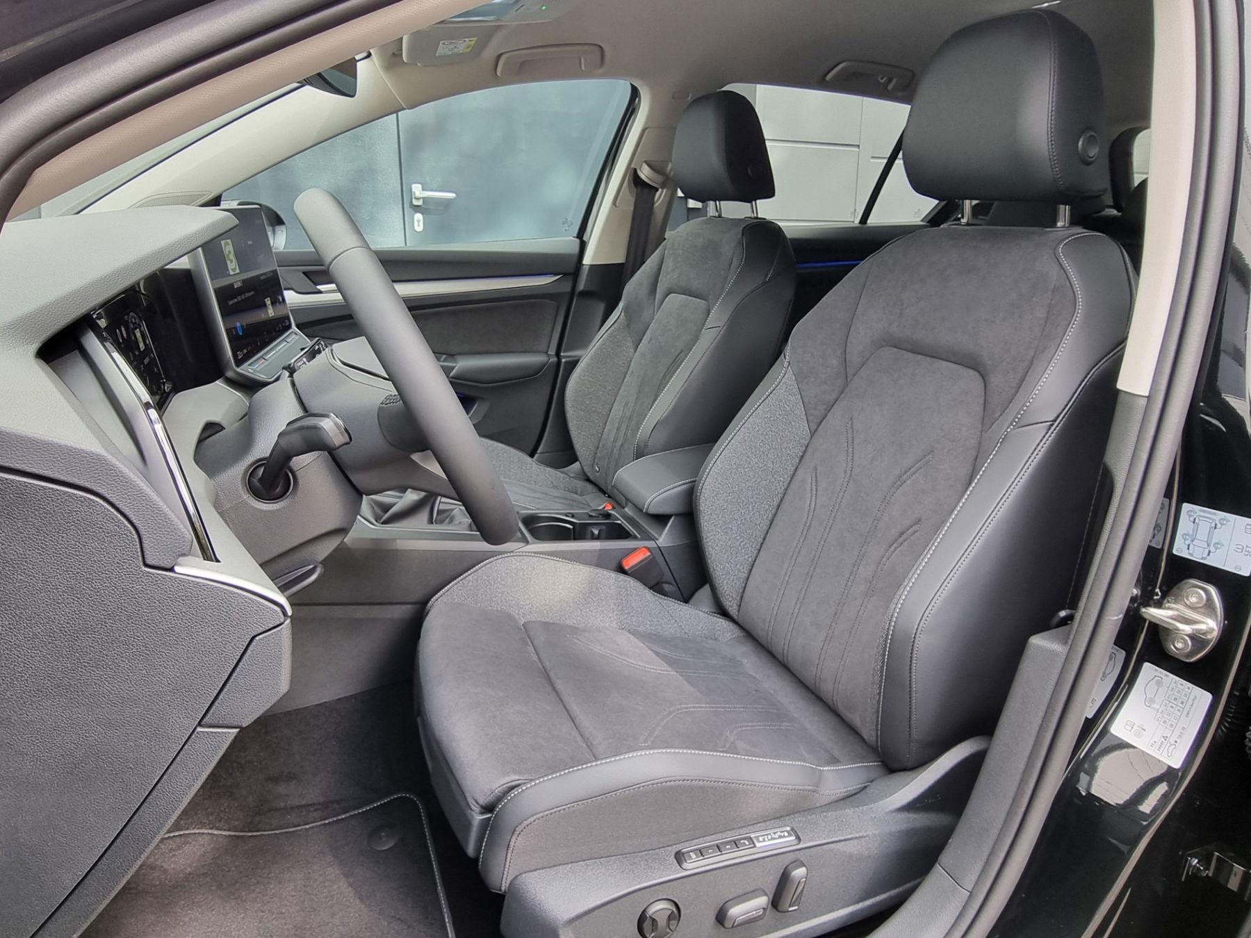 VW Golf VIII 1.5 TSI Life + AHK + 5J.G.+ Matrix + H&K