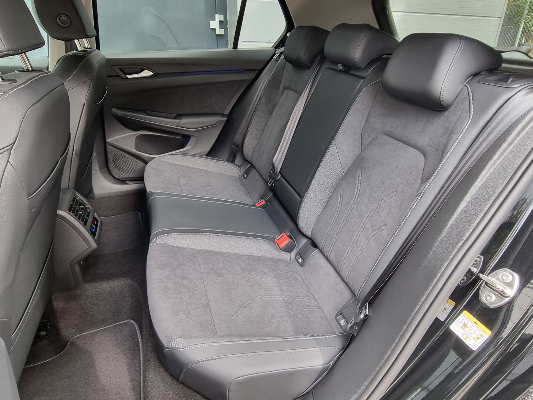 VW Golf VIII 1.5 TSI Life + AHK + 5J.G.+ Matrix + H&K