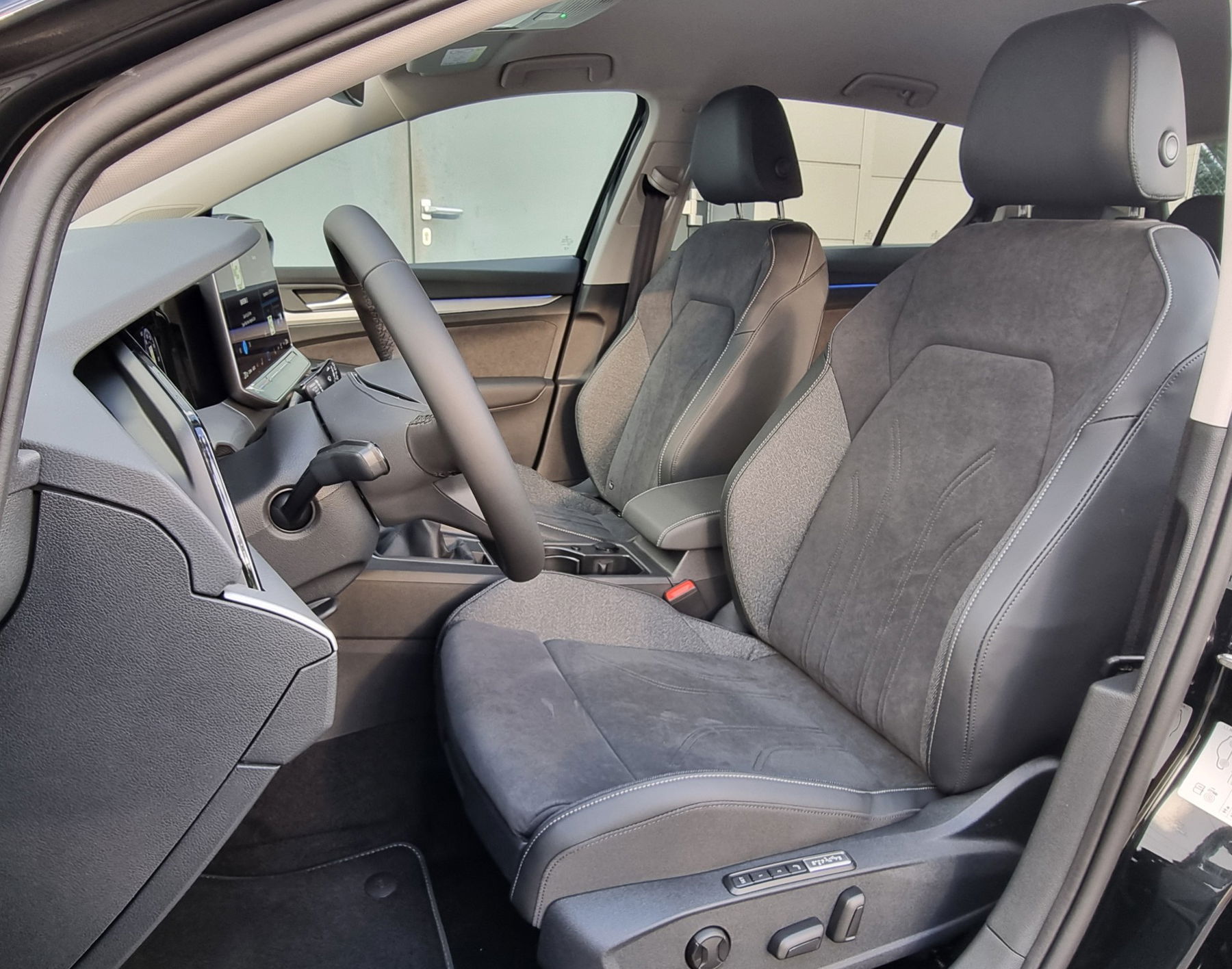 VW Golf 1.5 TSI Life + 5J. Garantie