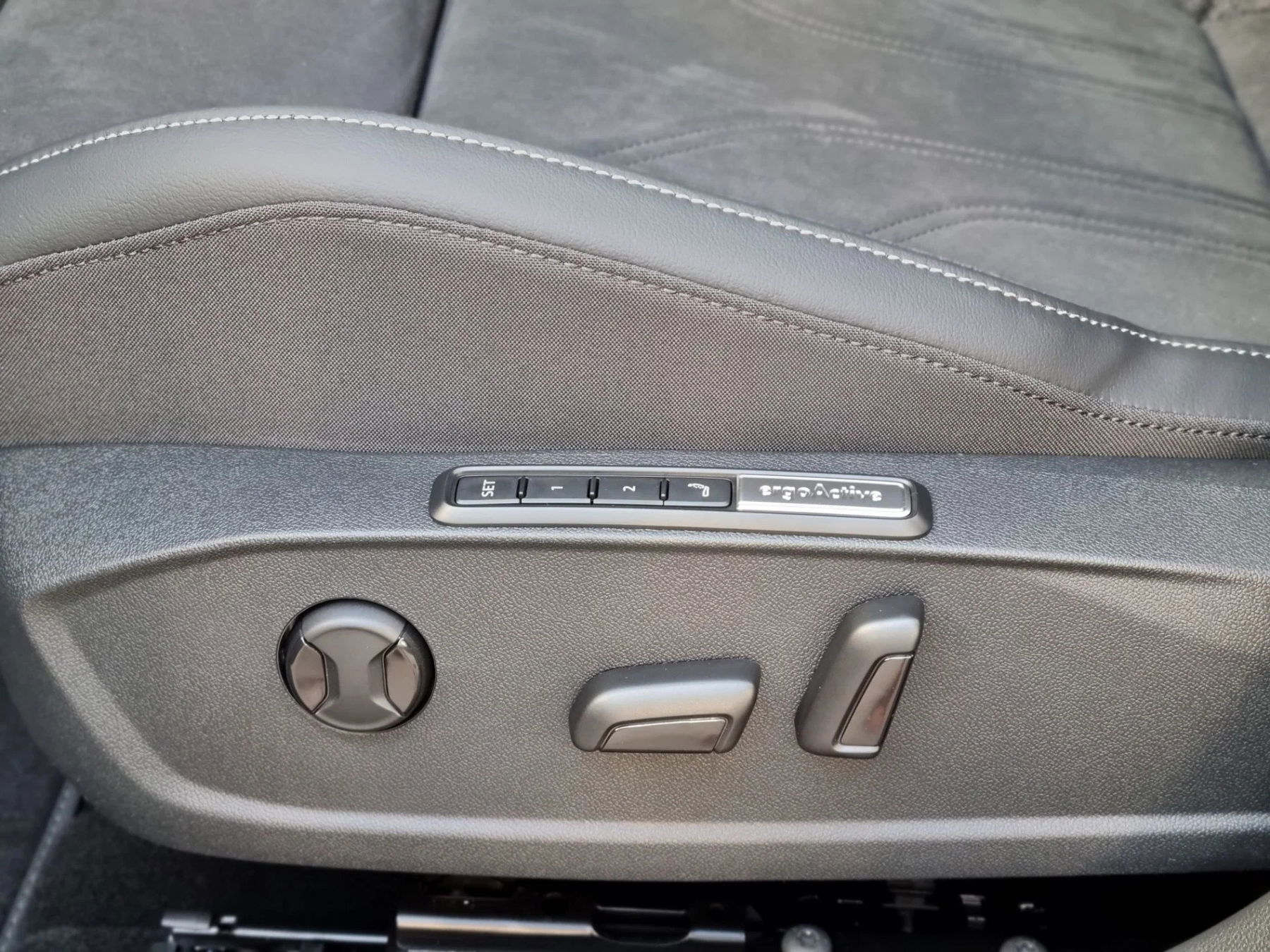 VW Golf VIII 1.5 TSI Life + AHK + 5J.G.+ Matrix + H&K