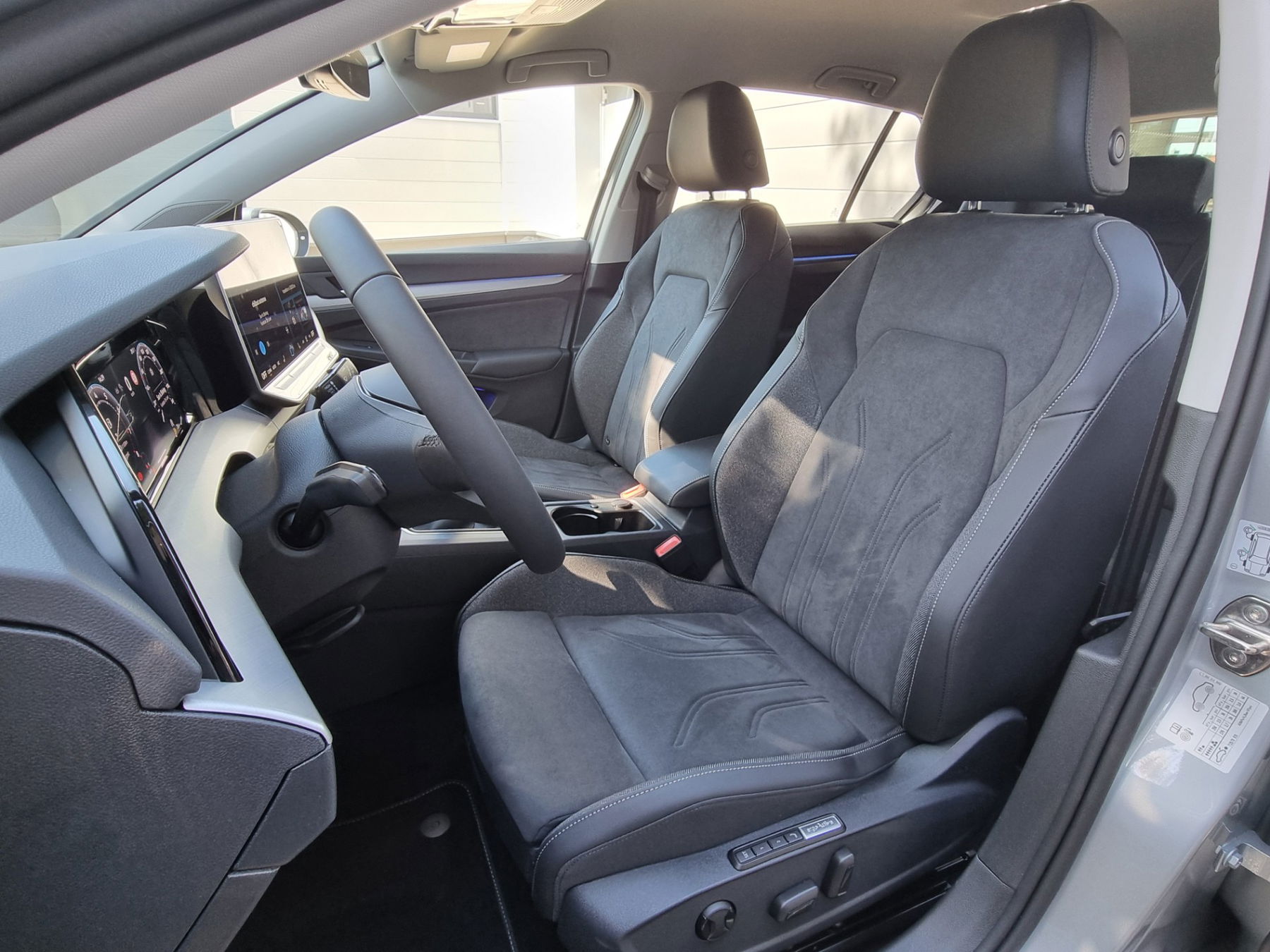 VW Golf VIII 1.5 TSI Life + 5J. Garantie
