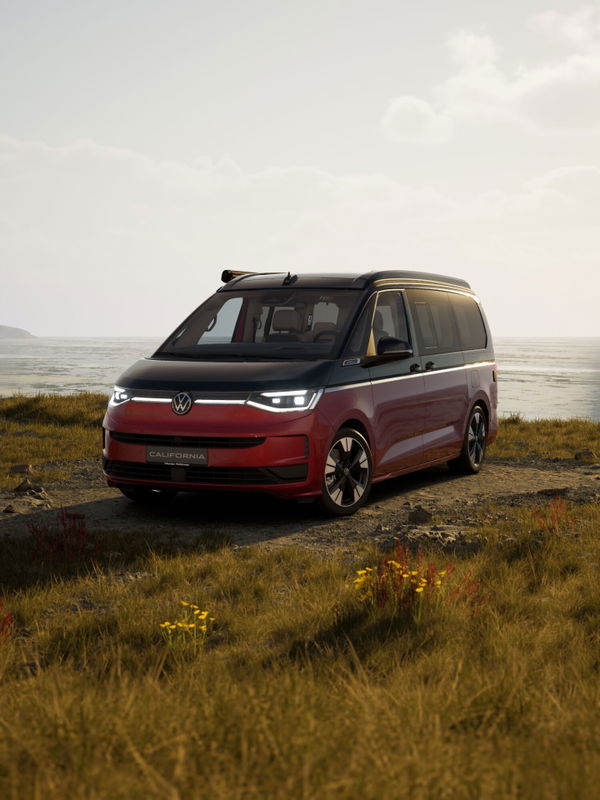 California Beach eHybrid 180 kW 4M - FACELIFT grenadillschwarz / sunsetred met. jetzt online kaufen