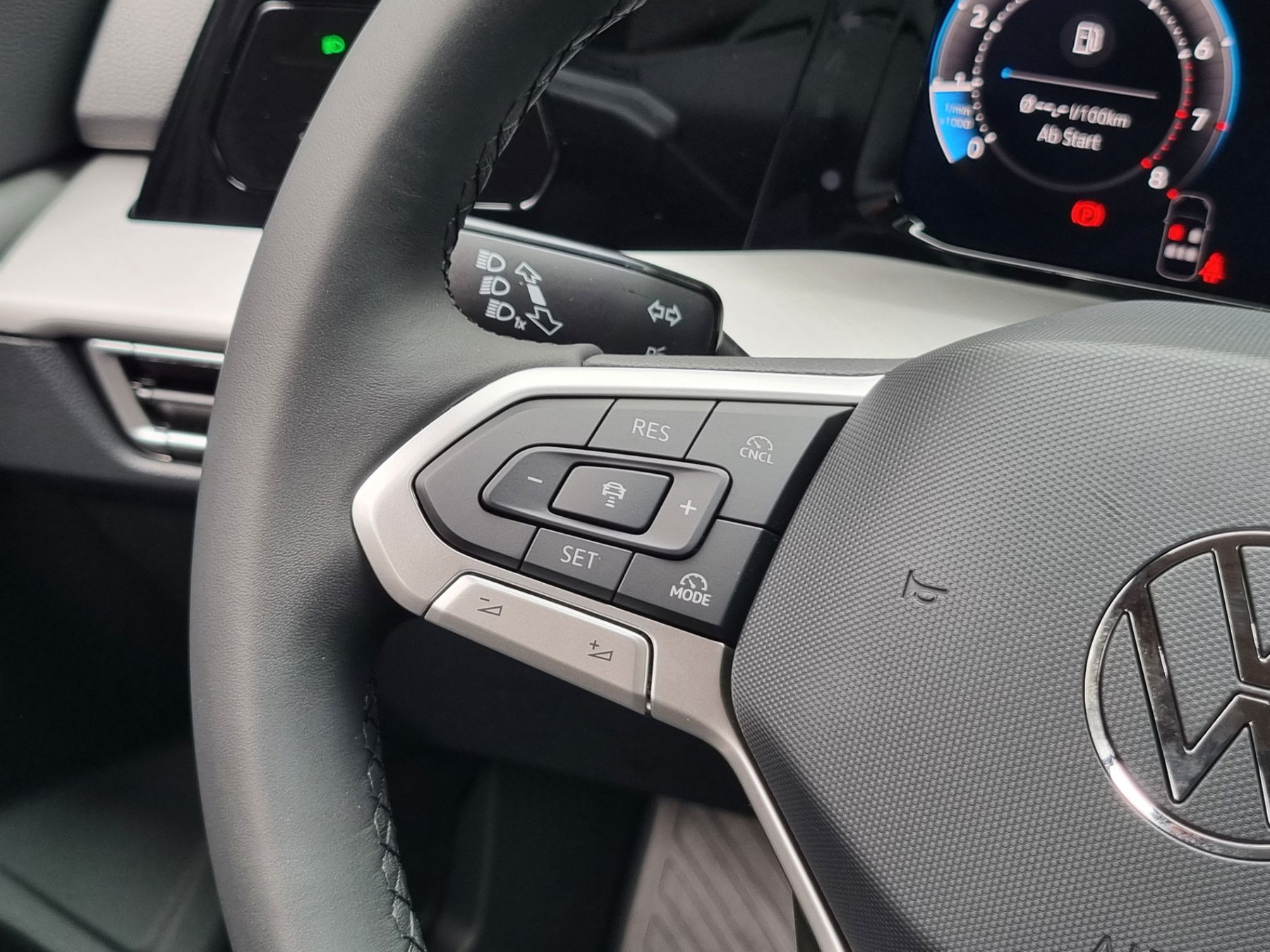 VW Golf VIII 1.5 TSI Life + AHK + 5J.G.+ Matrix + H&K