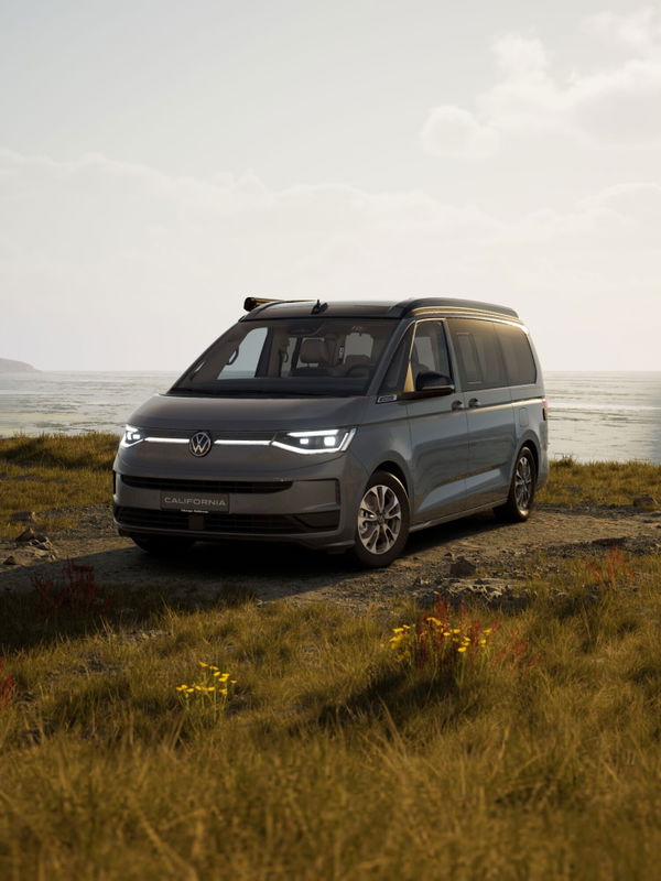 California Beach eHybrid 180 kW 4M - FACELIFT pure grey / grenadillschwarz metallic jetzt online kaufen