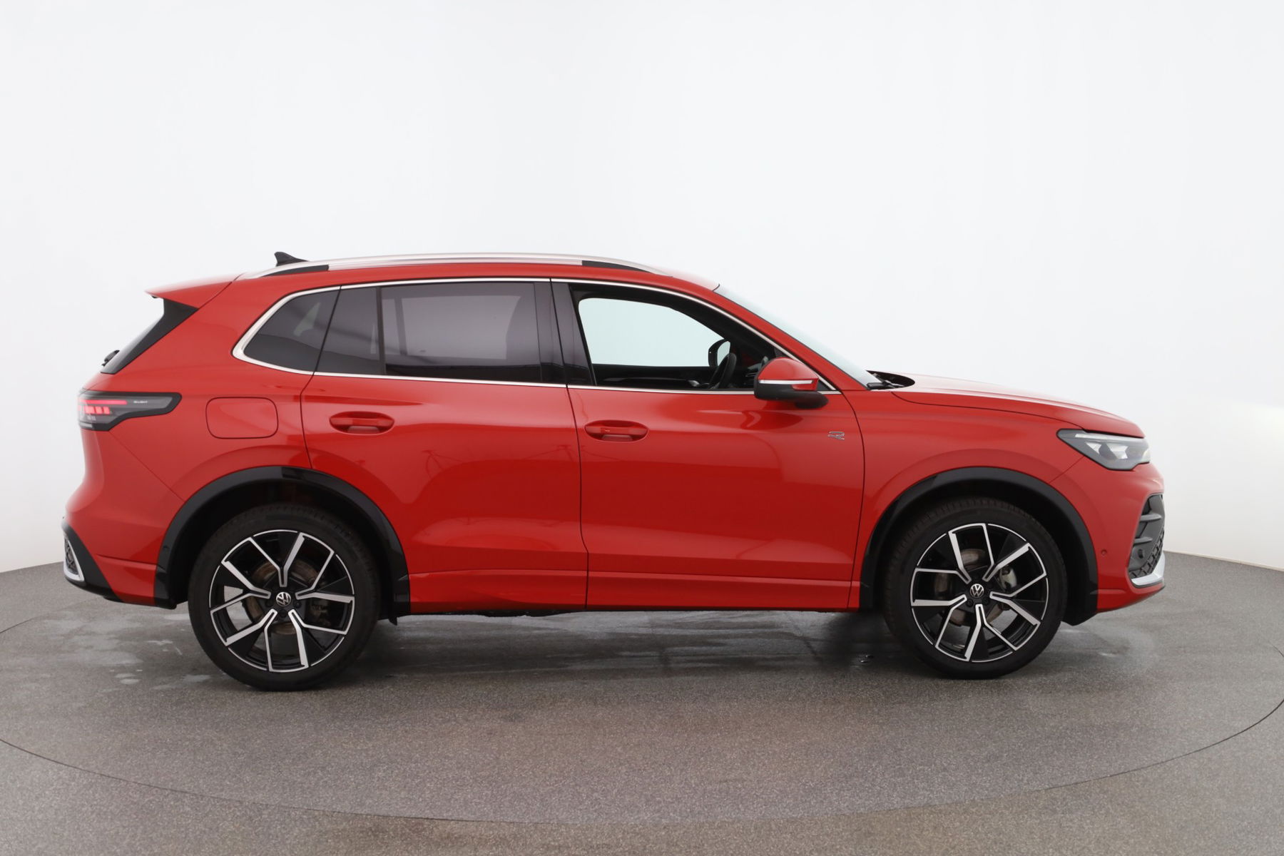 VW Tiguan R-Line eTSI DSG