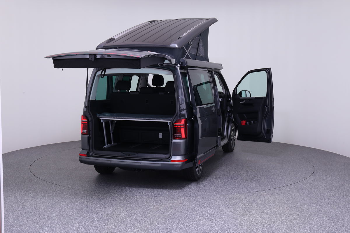 California Beach Edition Camper 4M Heckansicht seitlich (Beifahrer)