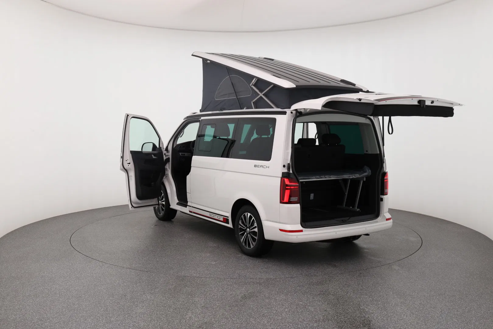 California Beach Edition Camper TDI Heckansicht seitlich (Fahrer)