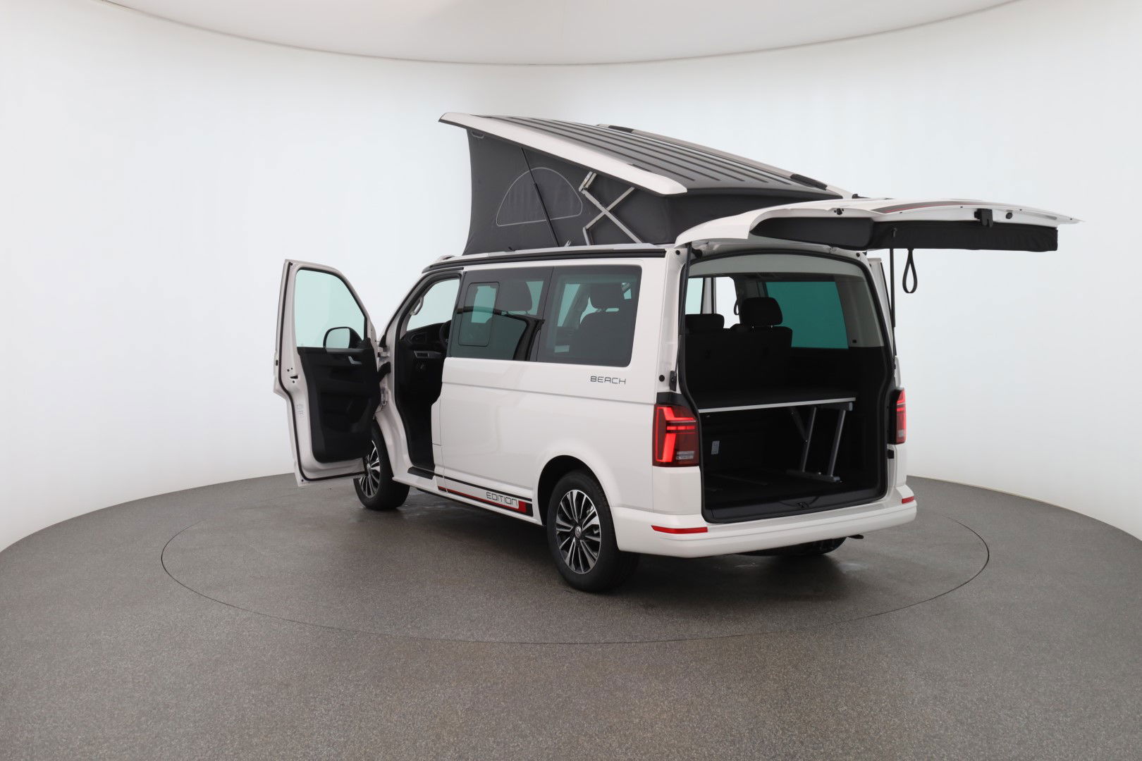 California Beach Edition Camper TDI Heckansicht seitlich (Fahrer)