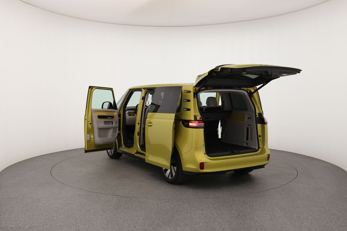ID BUZZ Pro 150KW Heckansicht seitlich (Fahrer)