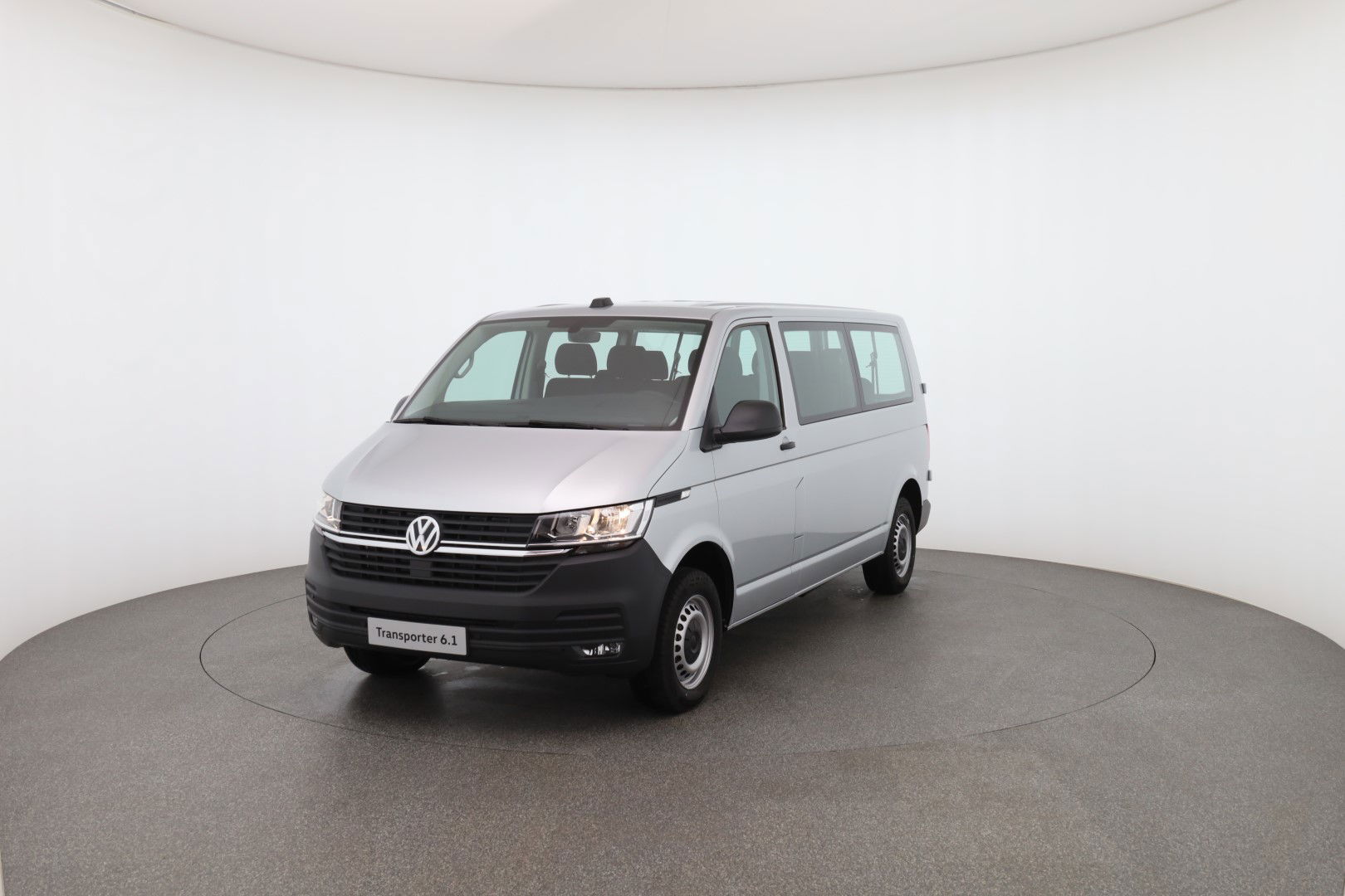 T6.1 Transporter Kombi LR TDI Frontansicht seitlich (Fahrer)