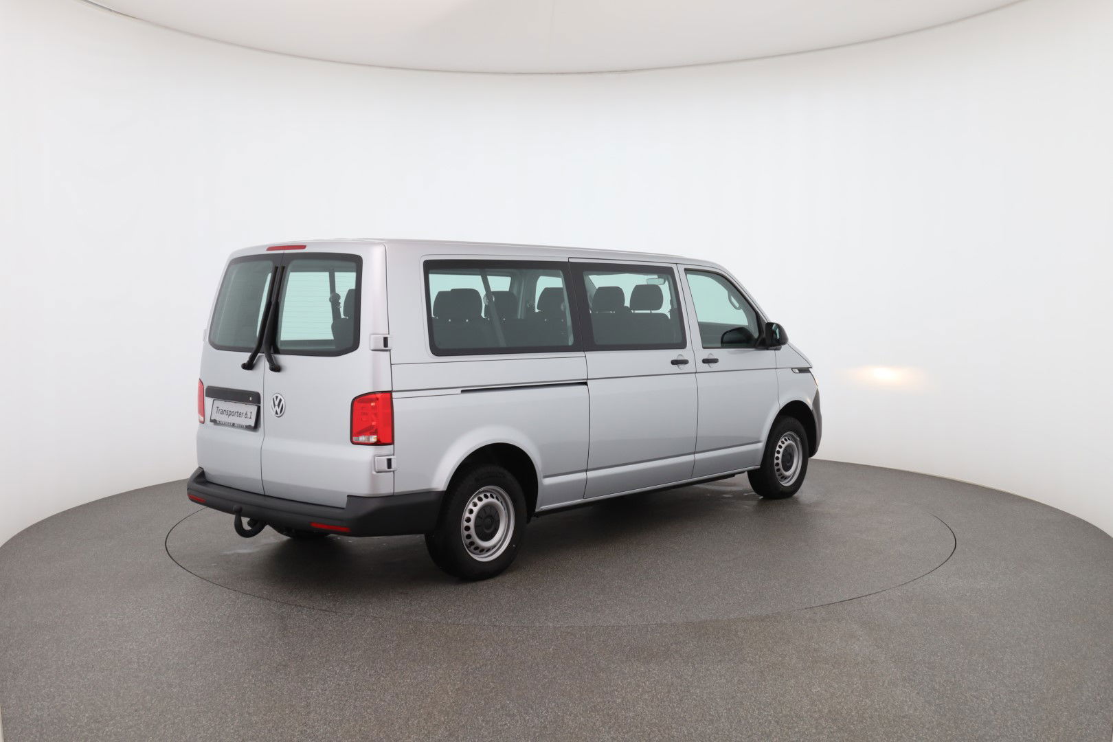 T6.1 Transporter Kombi LR TDI Heckansicht seitlich (Beifahrer)