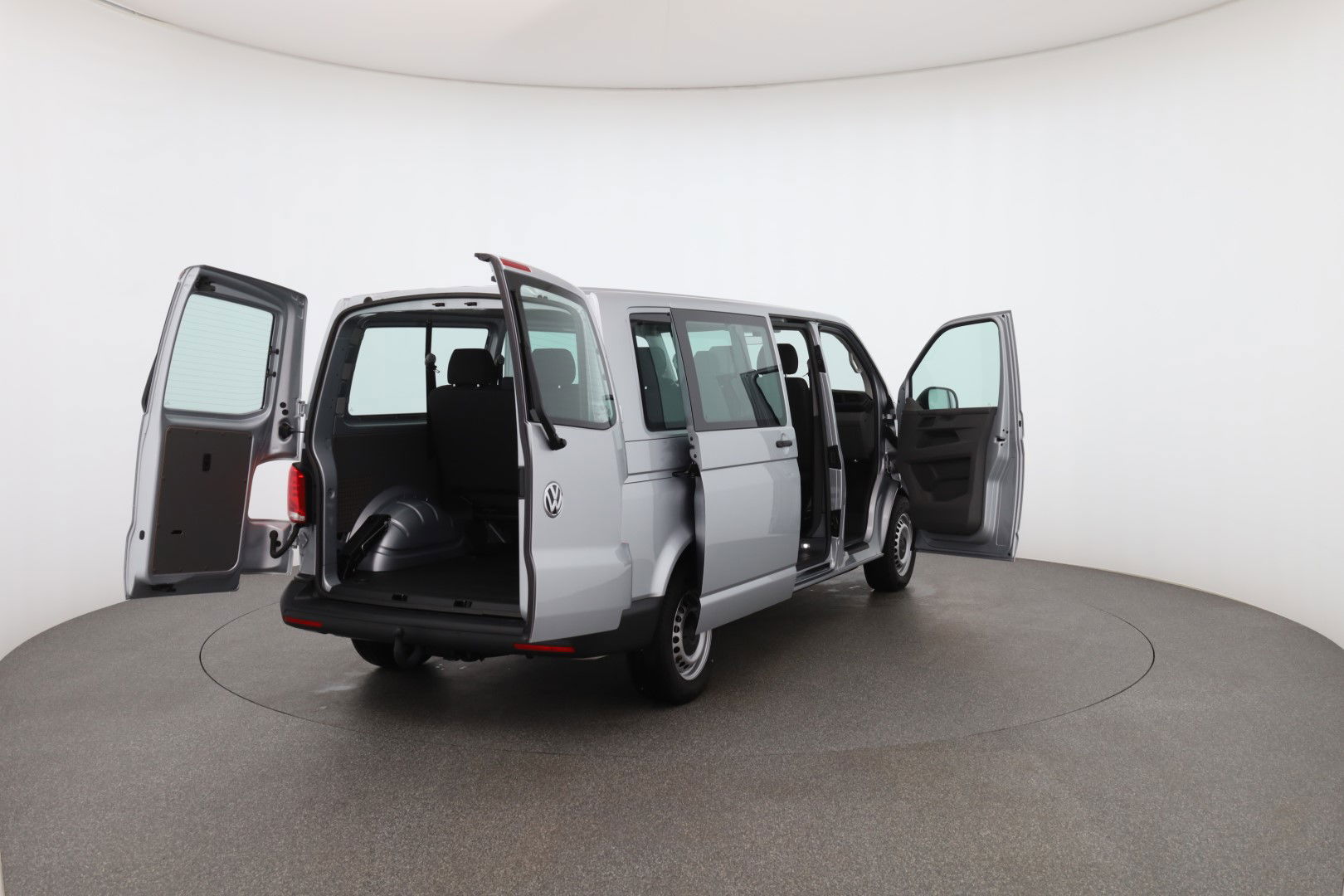 T6.1 Transporter Kombi LR TDI Heckansicht seitlich (Beifahrer)