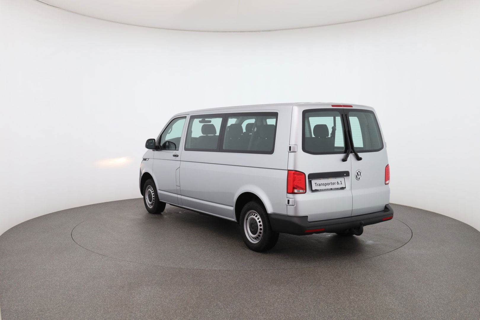 T6.1 Transporter Kombi LR TDI Heckansicht seitlich (Fahrer)