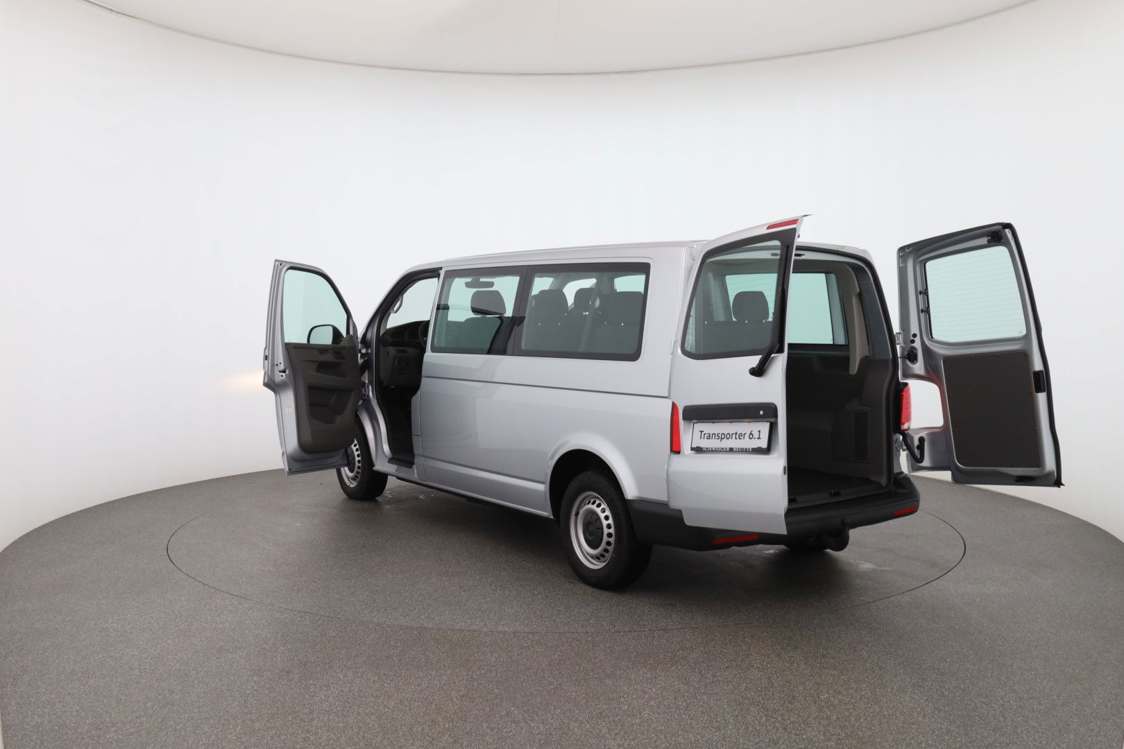 T6.1 Transporter Kombi LR TDI Heckansicht seitlich (Fahrer)