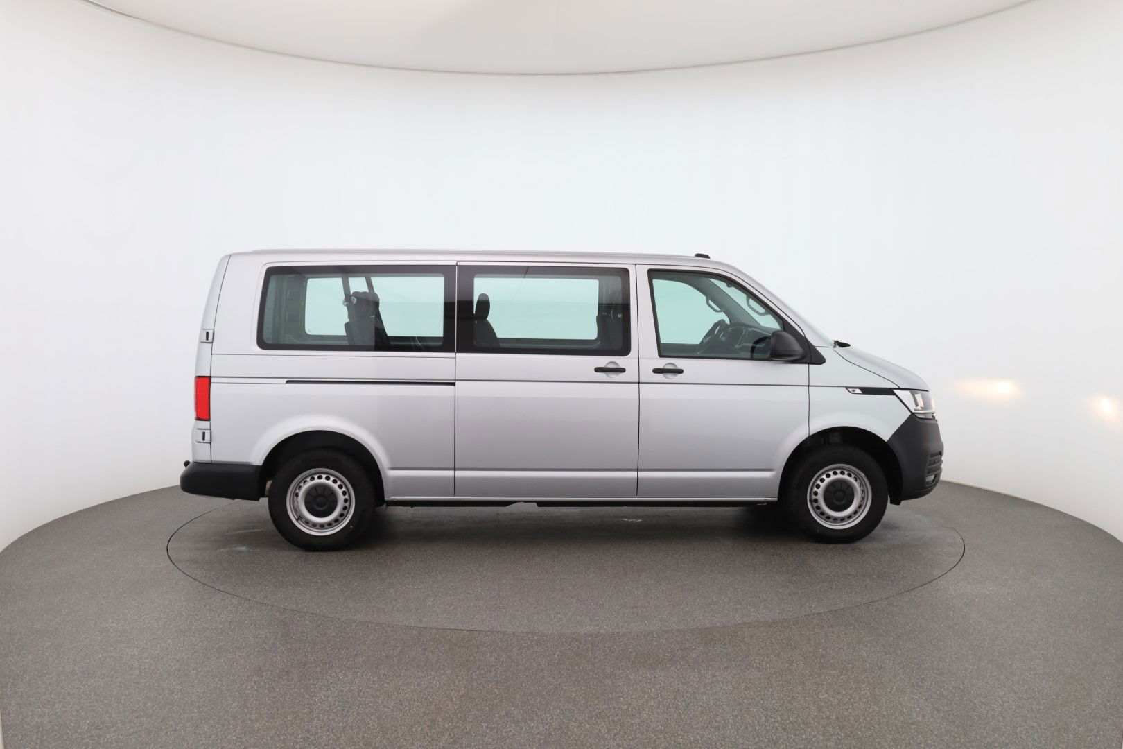 T6.1 Transporter Kombi LR TDI Seitenansicht Beifahrer