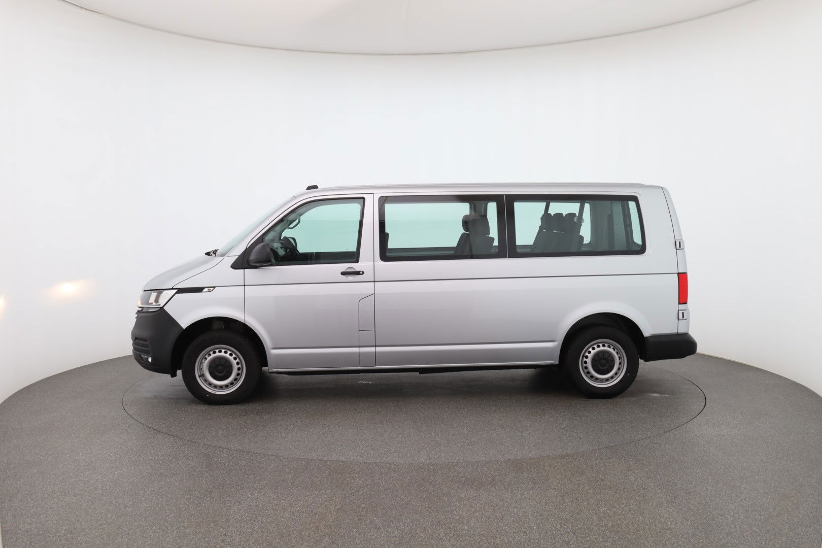 T6.1 Transporter Kombi LR TDI Seitenansicht Fahrerseite